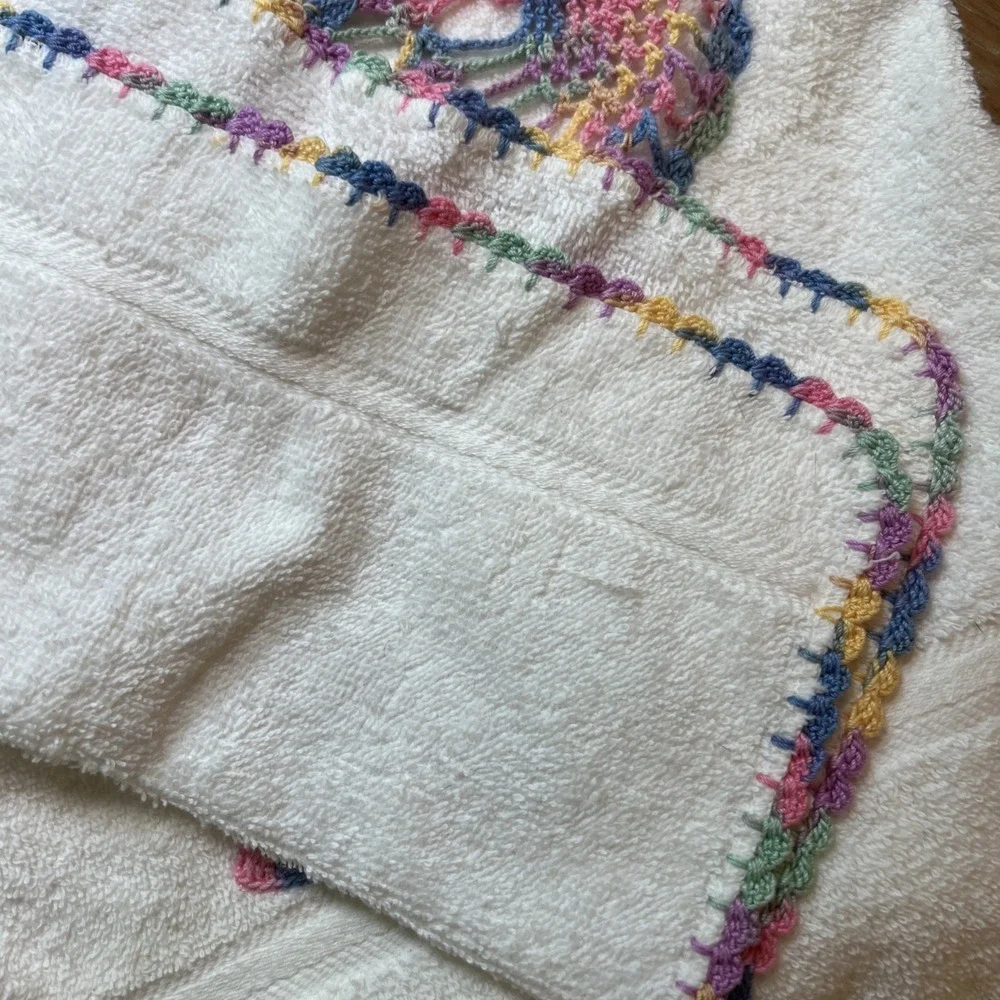 VTG White Bath Towel Crocheted Colorful Basket / Crochet Edge 44x22
